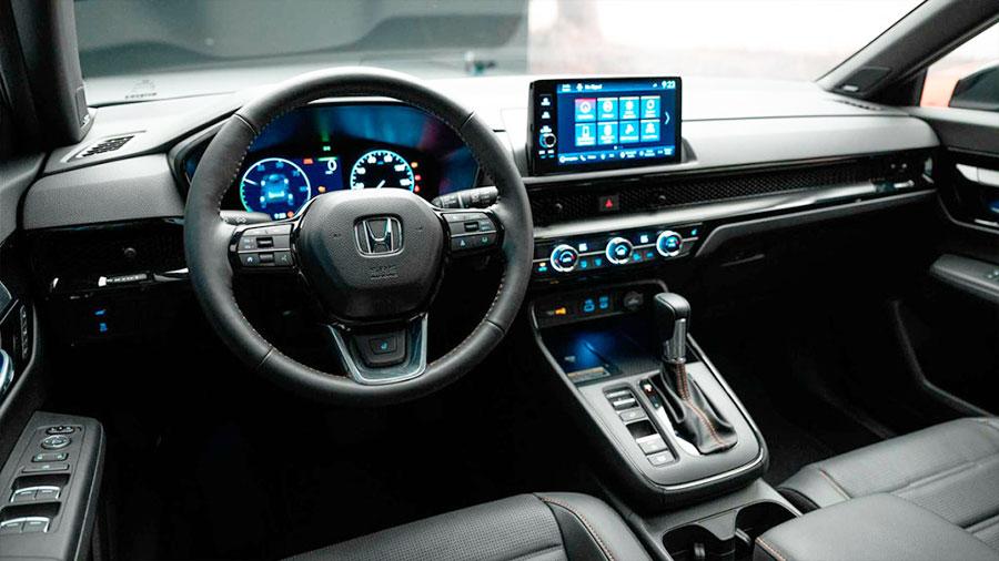В столичных автосалонах принимают заявки на поставку кроссовера Honda CR-V шестого поколения за 5,3 млн. руб.
