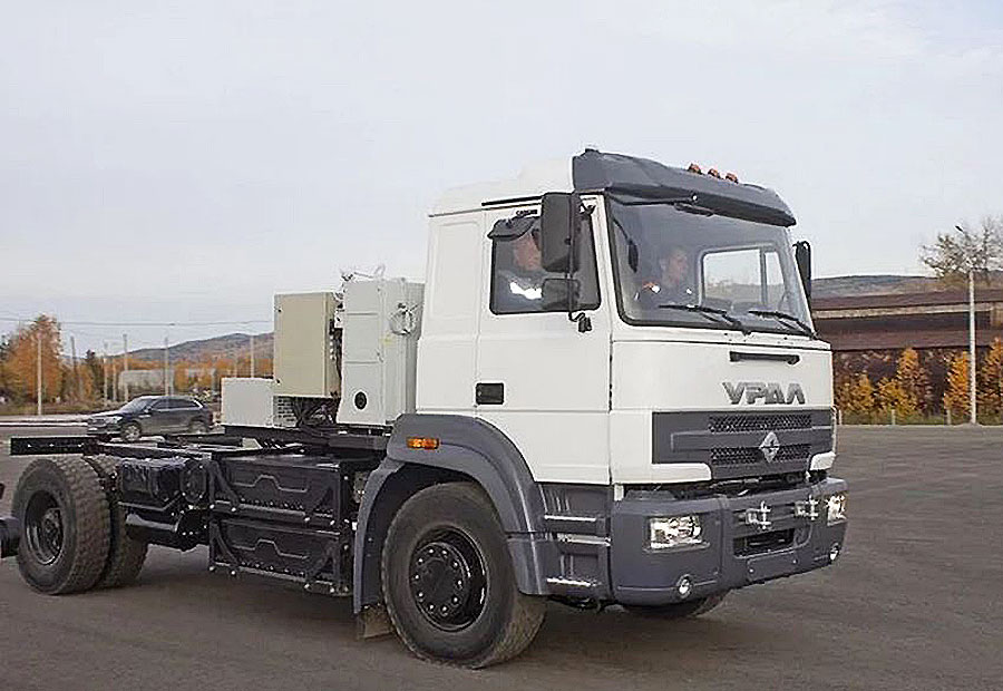 Миасский автозавод показал партнерам прототип гибридного грузовика Урал