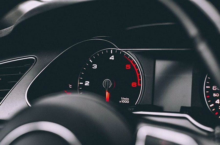 В городах России стартовали продажи праворульных минивэнов Nissan Serena за 2 000 000 руб.