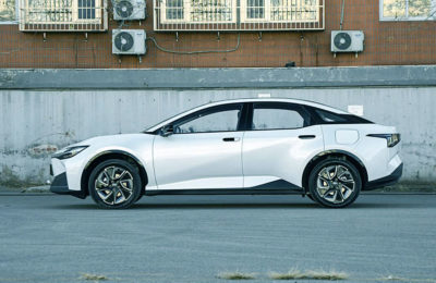 В России появился китайский вариант Tesla Model 3 — доступный седан Toyota bZ3 за 4,15 млн. руб.