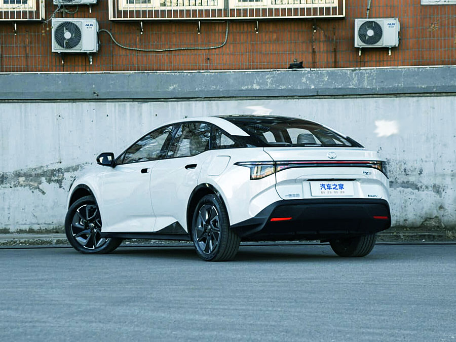 В России появился китайский вариант Tesla Model 3 — доступный седан Toyota bZ3 за 4,15 млн. руб.