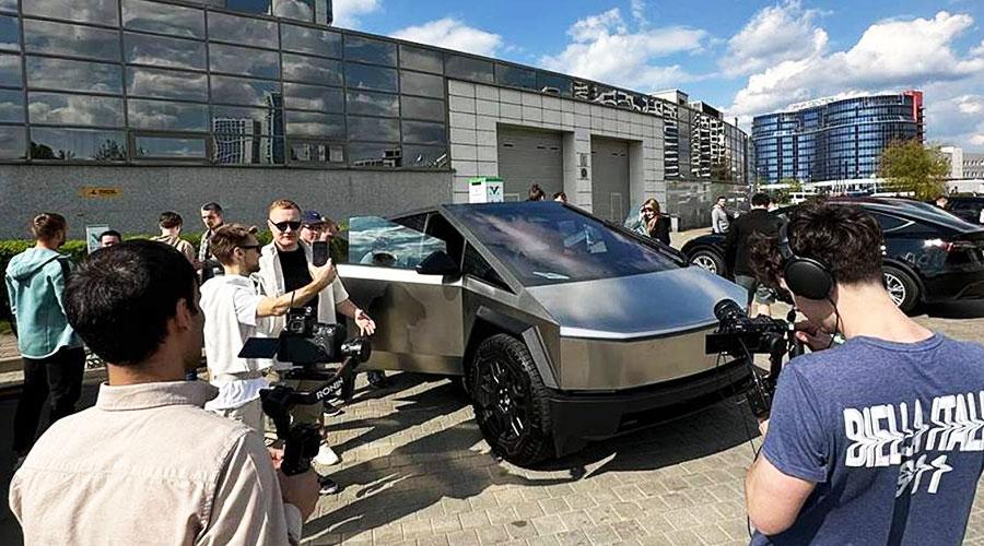 Впервые в России появился футуристический электромобиль Tesla Cybertrack