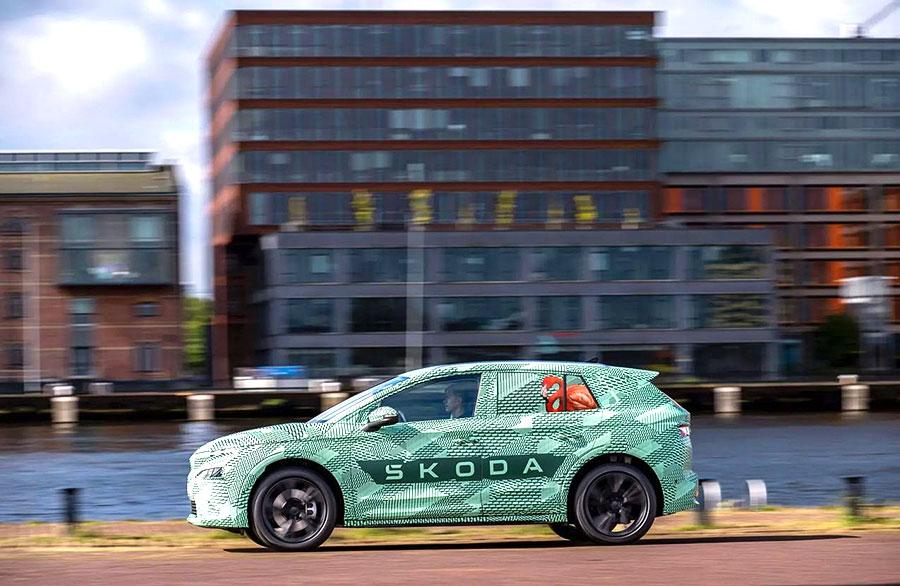 Немецкий концерн Volkswagen AG опубликовал снимки электрокроссовера Skoda Elroq с аэродинамическим коэффициентом 0,26