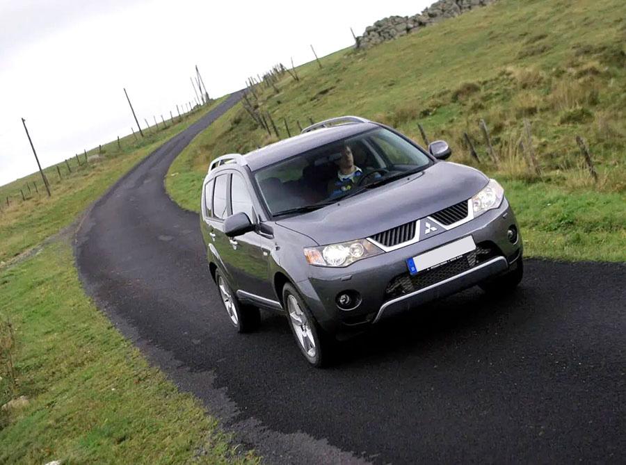 В салоны российских дилеров прибыли кроссоверы Mitsubishi Outlander CVT четвертого поколения