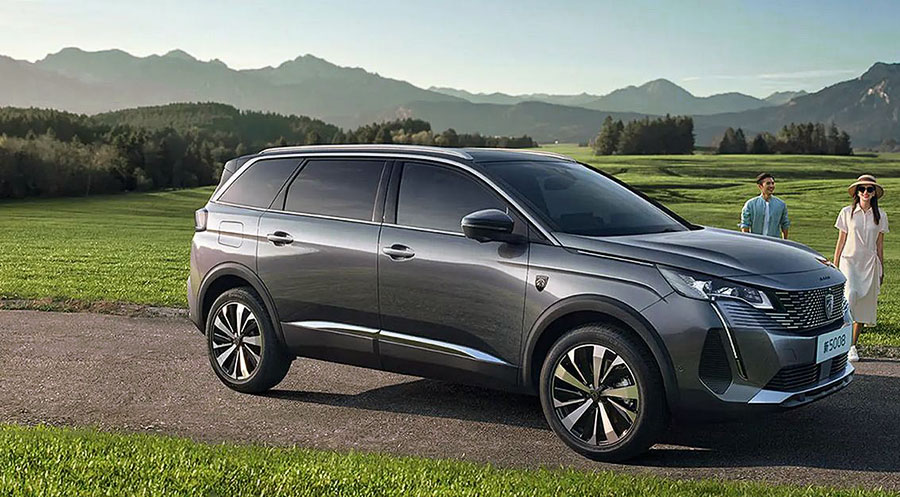 В РФ привезли кроссовер Peugeot 5008 текущего года выпуска