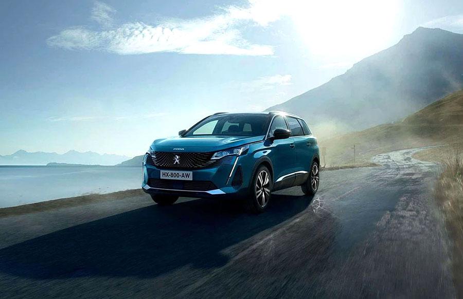 В РФ привезли кроссовер Peugeot 5008 текущего года выпуска