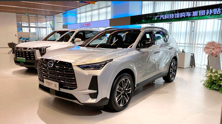 Компания «GAC Motor» представила кроссовер GAC GS4 с задней дверью, украшенной шлемом средневекового воина