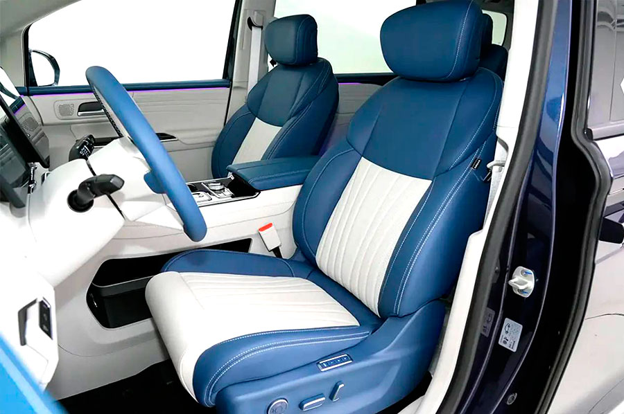 В 2025 году стартуют продажи семиместного минивэна Refine RF8 от JAC с турбомотором (252 л. с.), интеллектуальной системой Harmony и AR-экраном (23,5")