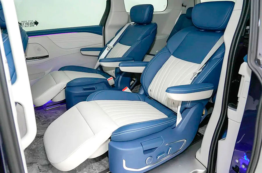 В 2025 году стартуют продажи семиместного минивэна Refine RF8 от JAC с турбомотором (252 л. с.), интеллектуальной системой Harmony и AR-экраном (23,5")