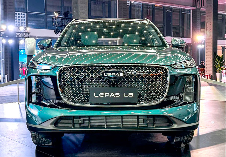 Компания «Chery Automobile» анонсировала три модификации кроссовера Lepas L8: бензиновый автомобиль, версии PHEV и BEV