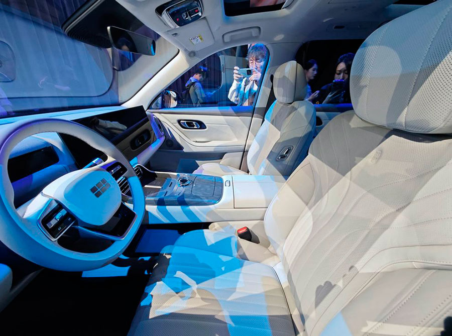 В Китае представлен роскошный шестиместный гибридный кроссовер Geely Galaxy M9 с запасом хода 1500 км