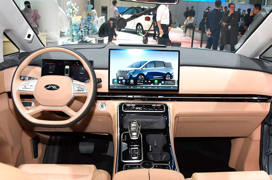 В 2025 году стартуют продажи семиместного минивэна Refine RF8 от JAC с турбомотором (252 л. с.), интеллектуальной системой Harmony и AR-экраном (23,5")
