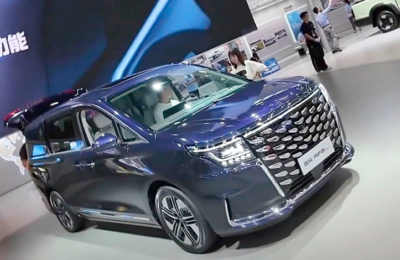 В 2025 году стартуют продажи семиместного минивэна Refine RF8 от JAC с турбомотором (252 л. с.), интеллектуальной системой Harmony и AR-экраном (23,5″)