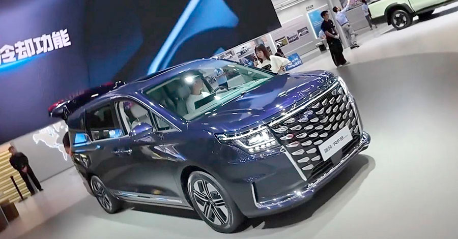 В 2025 году стартуют продажи семиместного минивэна Refine RF8 от JAC с турбомотором (252 л. с.), интеллектуальной системой Harmony и AR-экраном (23,5")