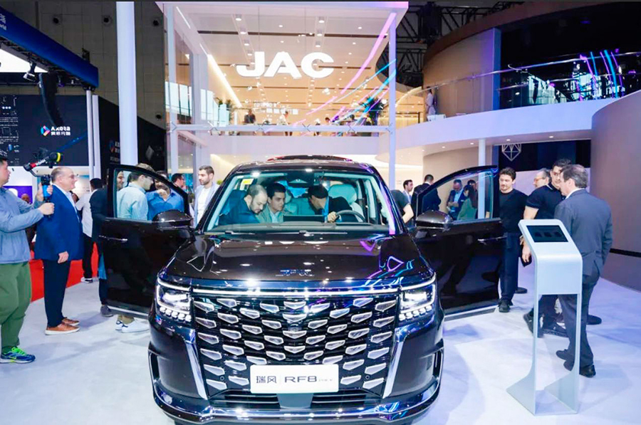 В 2025 году стартуют продажи семиместного минивэна Refine RF8 от JAC с турбомотором (252 л. с.), интеллектуальной системой Harmony и AR-экраном (23,5")
