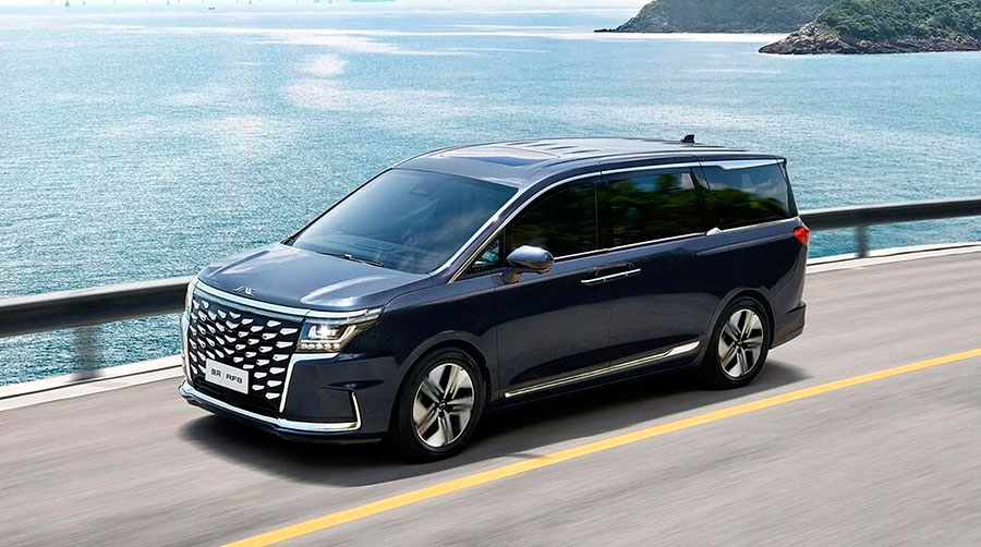 В 2025 году стартуют продажи семиместного минивэна Refine RF8 от JAC с турбомотором (252 л. с.), интеллектуальной системой Harmony и AR-экраном (23,5")