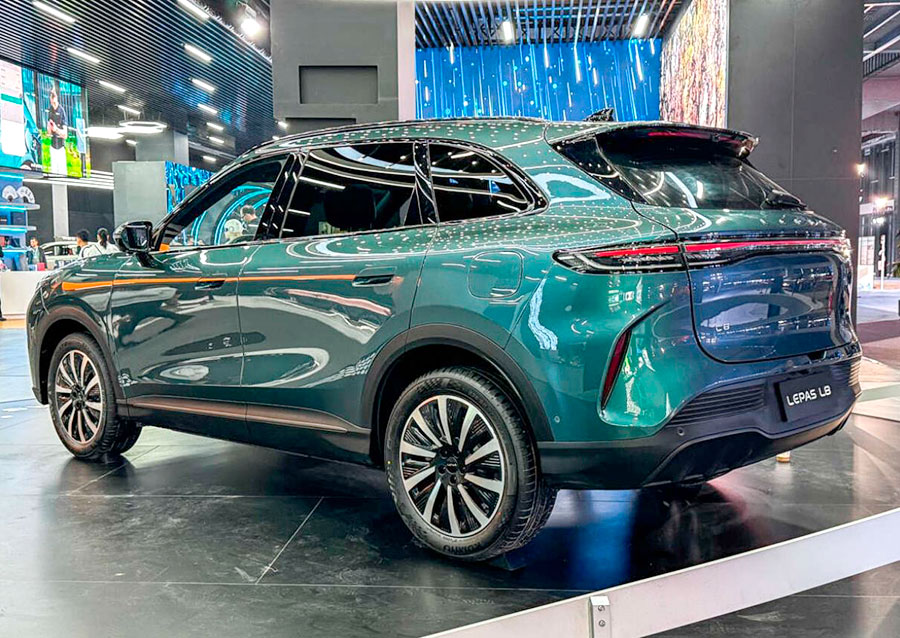Компания «Chery Automobile» анонсировала три модификации кроссовера Lepas L8: бензиновый автомобиль, версии PHEV и BEV