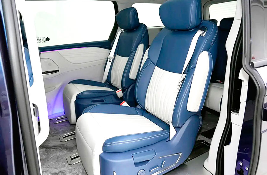 В 2025 году стартуют продажи семиместного минивэна Refine RF8 от JAC с турбомотором (252 л. с.), интеллектуальной системой Harmony и AR-экраном (23,5")