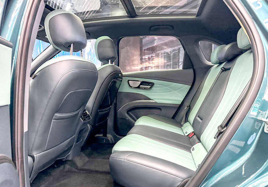 Компания «Chery Automobile» анонсировала три модификации кроссовера Lepas L8: бензиновый автомобиль, версии PHEV и BEV
