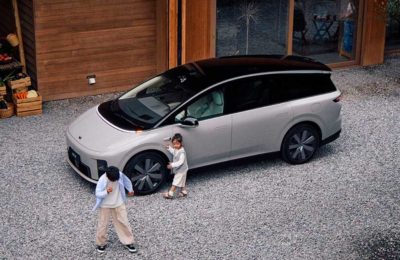 В КНР стартуют продажи шестиместного электрического кроссовера Li Auto i8 с потолочным экраном, запасом хода 700 км, системой «умного» вождения MindVLA