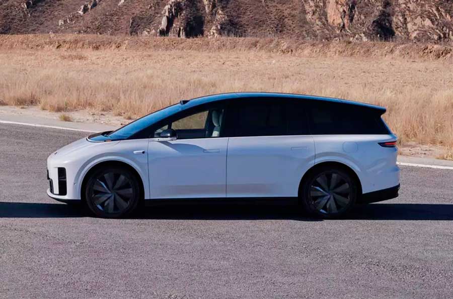 В КНР стартуют продажи шестиместного электрического кроссовера Li Auto i8 с потолочным экраном, запасом хода 700 км, системой «умного» вождения MindVLA