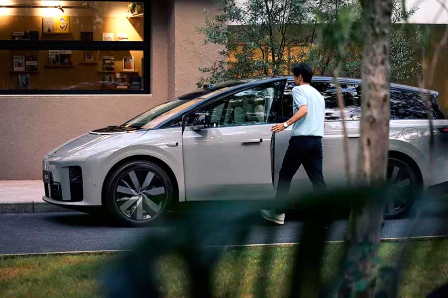 В КНР стартуют продажи шестиместного электрического кроссовера Li Auto i8 с потолочным экраном, запасом хода 700 км, системой «умного» вождения MindVLA
