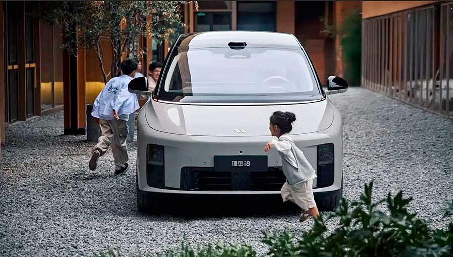В КНР стартуют продажи шестиместного электрического кроссовера Li Auto i8 с потолочным экраном, запасом хода 700 км, системой «умного» вождения MindVLA
