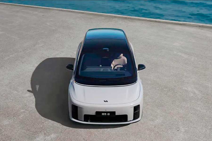 В КНР стартуют продажи шестиместного электрического кроссовера Li Auto i8 с потолочным экраном, запасом хода 700 км, системой «умного» вождения MindVLA