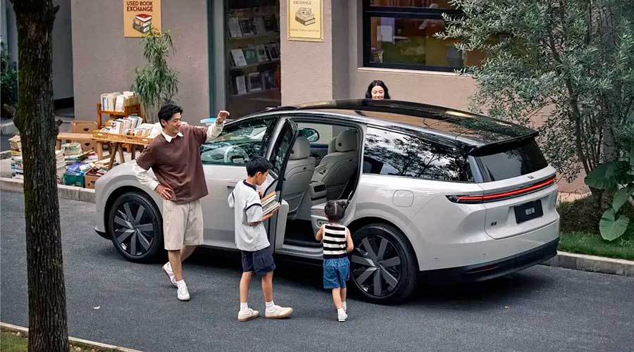 В КНР стартуют продажи шестиместного электрического кроссовера Li Auto i8 с потолочным экраном, запасом хода 700 км, системой «умного» вождения MindVLA
