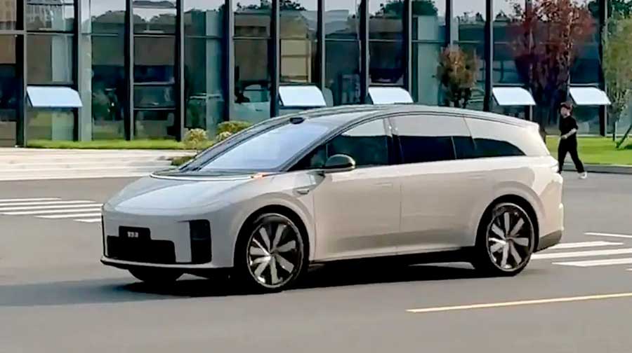В КНР стартуют продажи шестиместного электрического кроссовера Li Auto i8 с потолочным экраном, запасом хода 700 км, системой «умного» вождения MindVLA