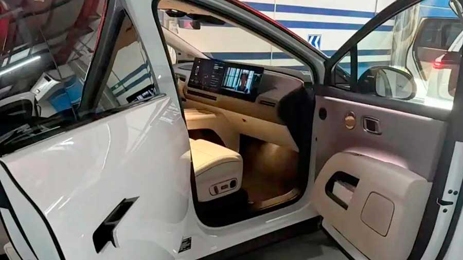 В КНР стартуют продажи шестиместного электрического кроссовера Li Auto i8 с потолочным экраном, запасом хода 700 км, системой «умного» вождения MindVLA