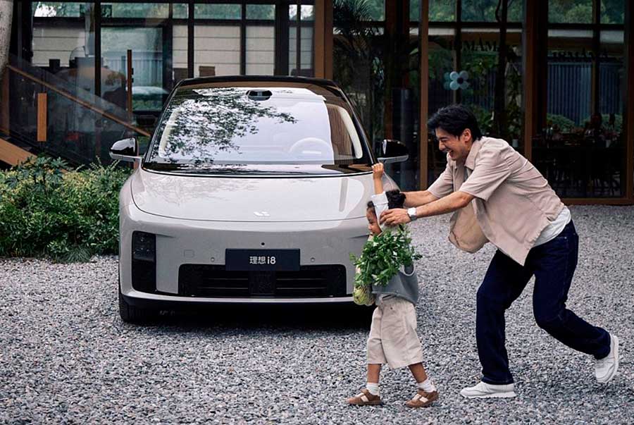 В КНР стартуют продажи шестиместного электрического кроссовера Li Auto i8 с потолочным экраном, запасом хода 700 км, системой «умного» вождения MindVLA