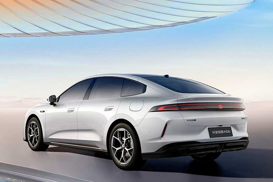 Опубликованы фото элегантного лифтбека Changan Qiyuan A06 с пятидверным кузовом и передовыми технологиями