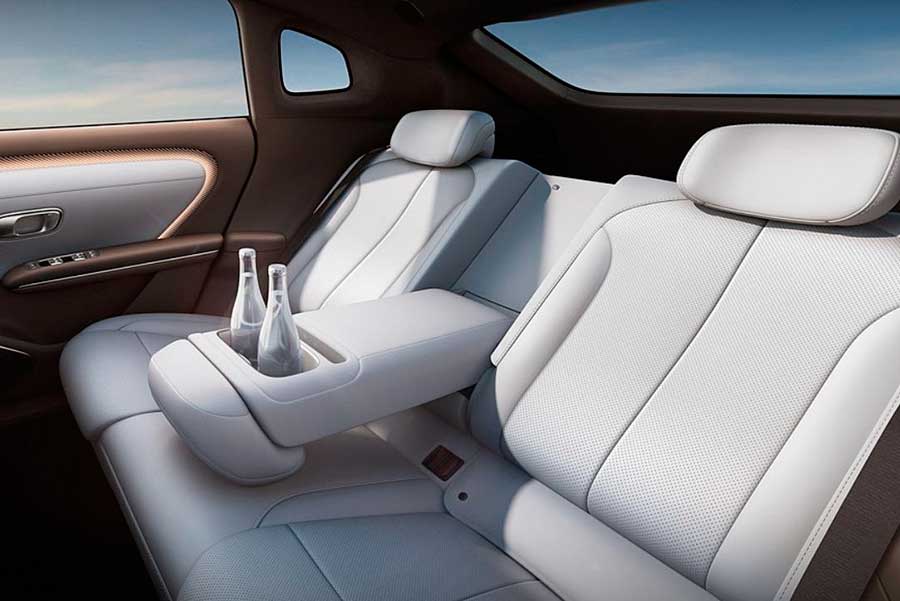 Опубликованы фото элегантного лифтбека Changan Qiyuan A06 с пятидверным кузовом и передовыми технологиями
