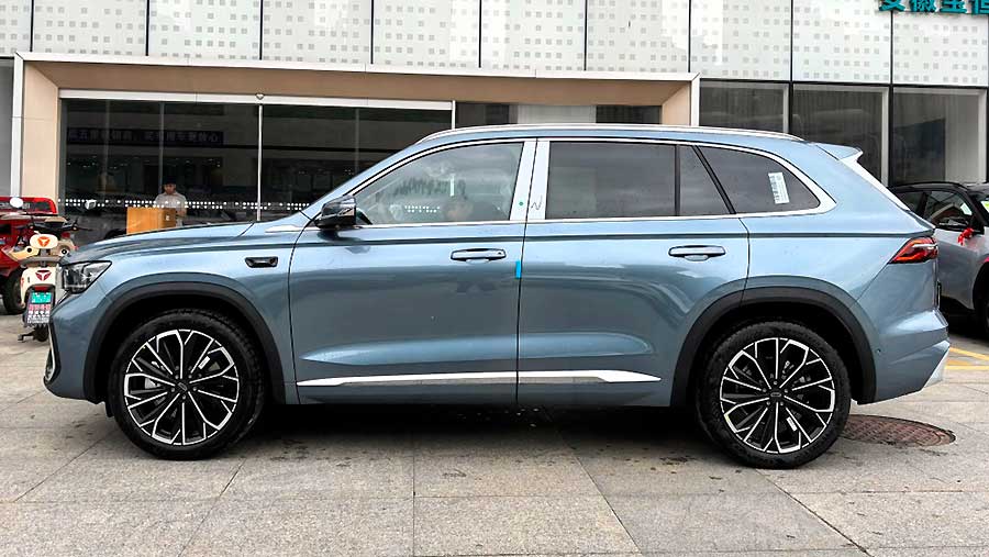 Обновленный Geely Monjaro: в КНР стартовали продажи кроссовера с 272-сильным мотором, интеллектом GEEA 3.0, двойными экранами и автопилотом