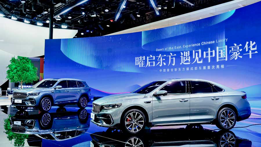 Обновленный Geely Monjaro: в КНР стартовали продажи кроссовера с 272-сильным мотором, интеллектом GEEA 3.0, двойными экранами и автопилотом