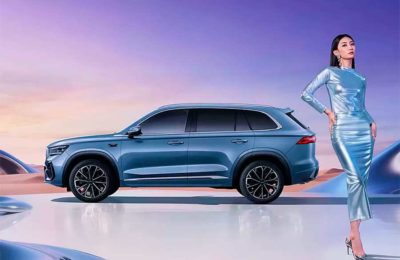 Обновленный Geely Monjaro: в КНР стартовали продажи кроссовера с 272-сильным мотором, интеллектом GEEA 3.0, двойными экранами и автопилотом