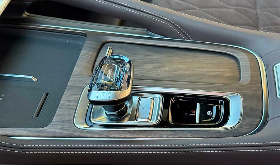 Обновленный Geely Monjaro: в КНР стартовали продажи кроссовера с 272-сильным мотором, интеллектом GEEA 3.0, двойными экранами и автопилотом