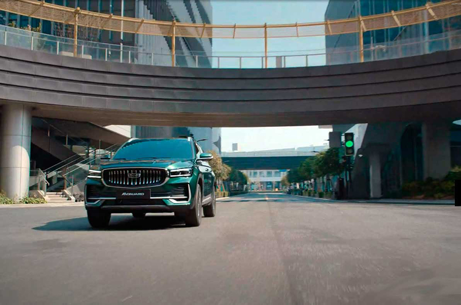 Обновленный Geely Monjaro: в КНР стартовали продажи кроссовера с 272-сильным мотором, интеллектом GEEA 3.0, двойными экранами и автопилотом