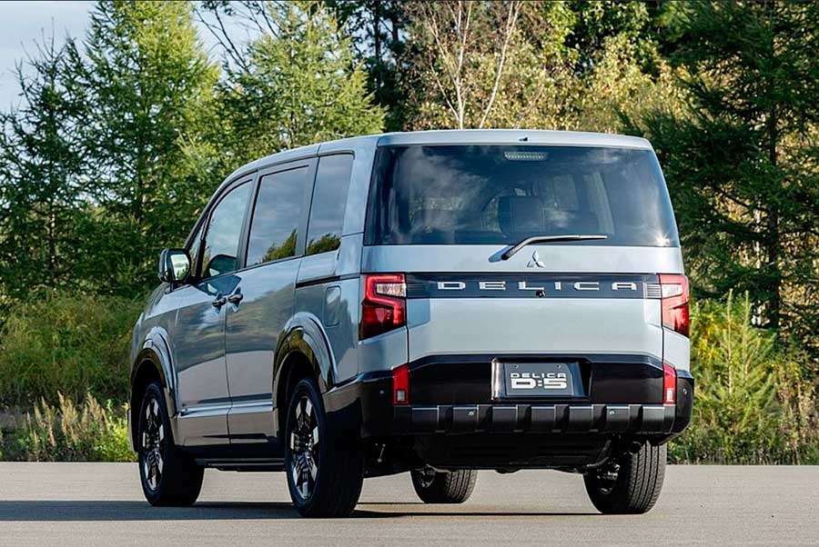Новое поколение откладывается в долгий ящик. Спустя 18 лет компания выкатила очередной рестайлинг внедорожного минивэна Mitsubishi Delica D:5 2025