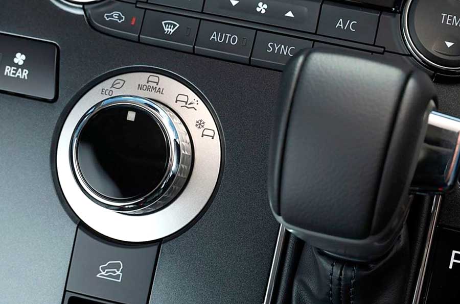 Новое поколение откладывается в долгий ящик. Спустя 18 лет компания выкатила очередной рестайлинг внедорожного минивэна Mitsubishi Delica D:5 2025