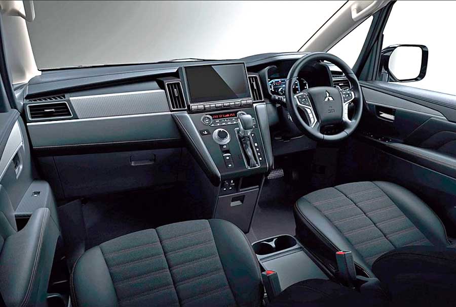 Новое поколение откладывается в долгий ящик. Спустя 18 лет компания выкатила очередной рестайлинг внедорожного минивэна Mitsubishi Delica D:5 2025