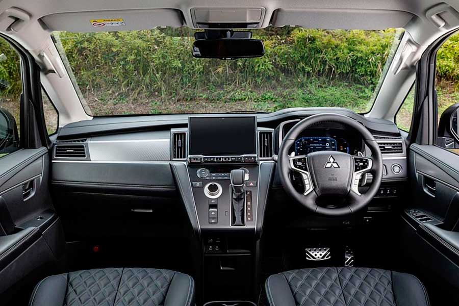 Новое поколение откладывается в долгий ящик. Спустя 18 лет компания выкатила очередной рестайлинг внедорожного минивэна Mitsubishi Delica D:5 2025