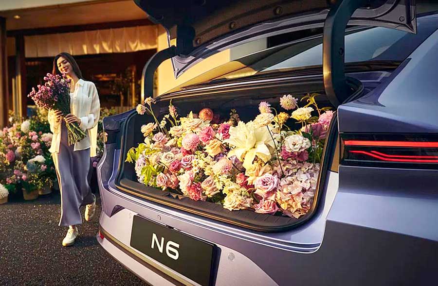 В Китае производитель представил доступный гибридный седан Nissan N6 с запасом хода 180 км и премиальным интерьером