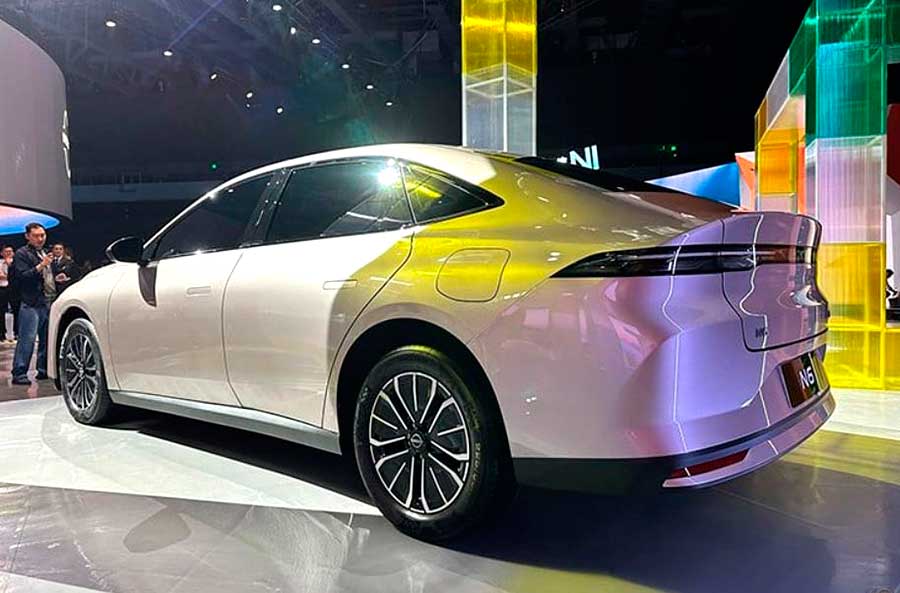 В Китае производитель представил доступный гибридный седан Nissan N6 с запасом хода 180 км и премиальным интерьером