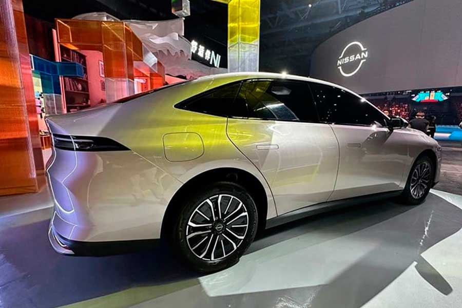 В Китае производитель представил доступный гибридный седан Nissan N6 с запасом хода 180 км и премиальным интерьером