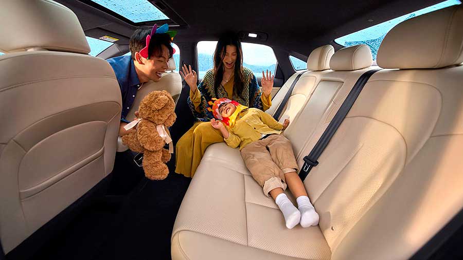 В Китае производитель представил доступный гибридный седан Nissan N6 с запасом хода 180 км и премиальным интерьером