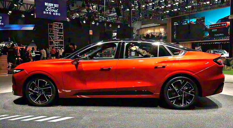 В КНР открыты продажи технологичного седана Ford Mondeo рестайлинга 2025 года с революционным 4K-экраном и увеличенной мощностью агрегатов