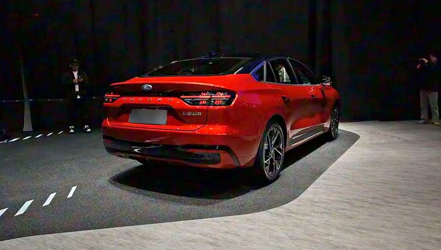 В КНР открыты продажи технологичного седана Ford Mondeo рестайлинга 2025 года с революционным 4K-экраном и увеличенной мощностью агрегатов