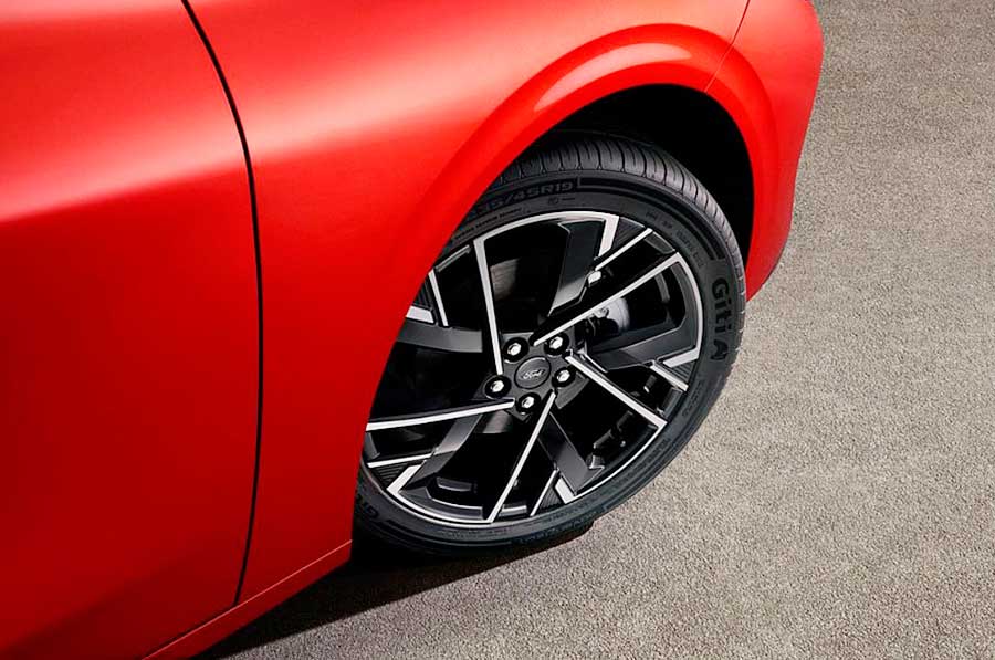 В КНР открыты продажи технологичного седана Ford Mondeo рестайлинга 2025 года с революционным 4K-экраном и увеличенной мощностью агрегатов